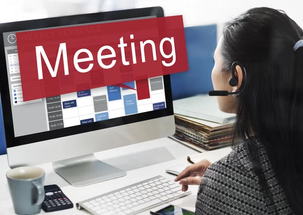 Geschäftsfrau arbeitet mit Meeting am Computer — Stockfoto
