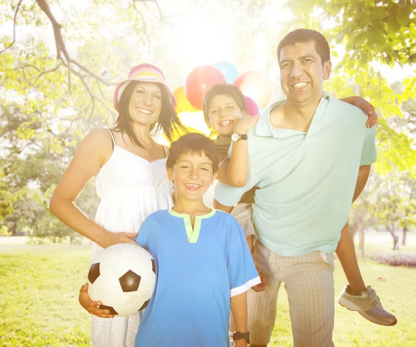 Familia feliz juntos — Foto de Stock