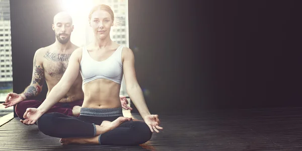Kvinna och man tränar yoga klass — Stockfoto