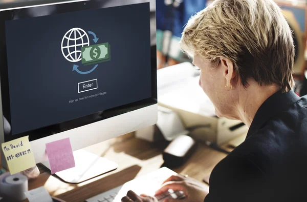 Businesswoman working on computer — Stock Photo, Image