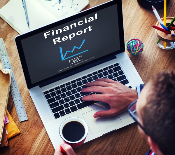 Man met laptop en financieel verslag — Stockfoto