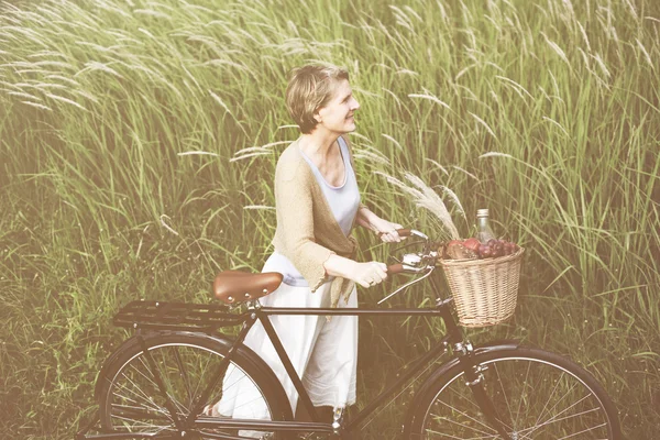 自転車で年配の女性 — ストック写真