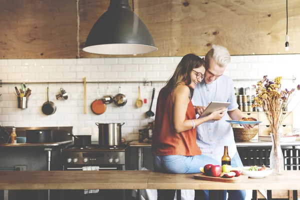 Πορτρέτο του ευτυχισμένο ζευγάρι στην κουζίνα — Φωτογραφία Αρχείου
