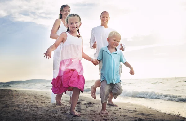 Glückliche Familie mit Kindern am Strand — Stockfoto