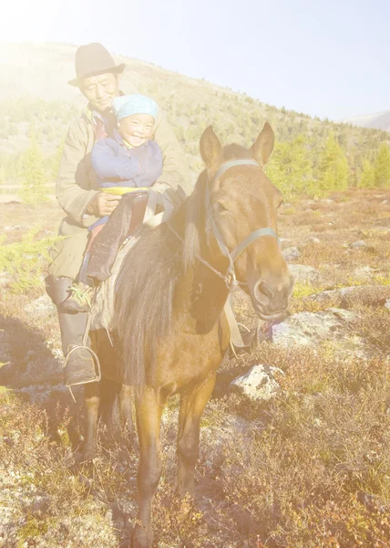 Atın üzerinde oturanbir adam — Stok fotoğraf