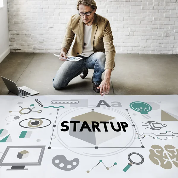Empresario trabajando con Start Up — Foto de Stock
