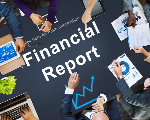 Empresarios señalando el informe financiero — Foto de Stock
