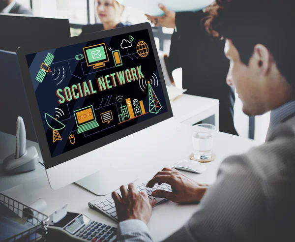 Empresário trabalhando em computador com rede social — Fotografia de Stock