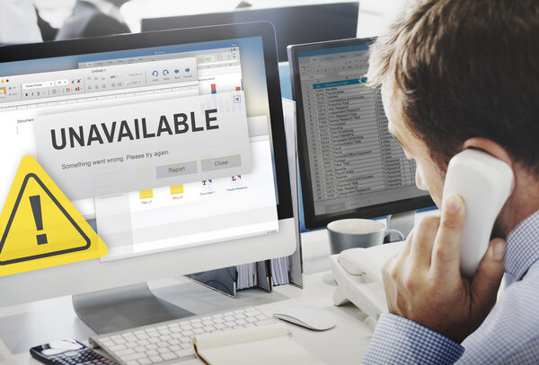 бизнесмен работает на компьютере с недоступными
