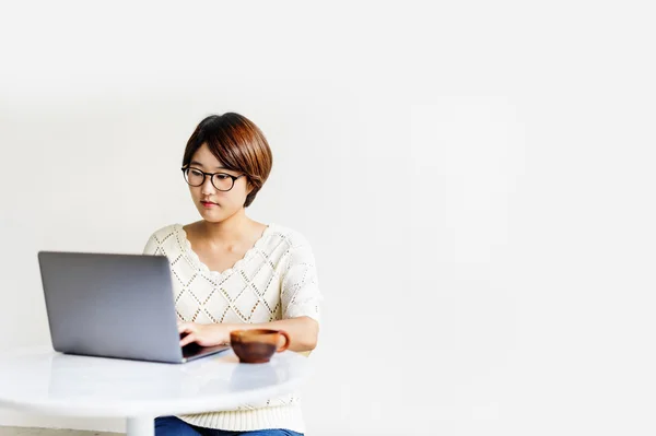 Menina asiática com laptop — Fotografia de Stock