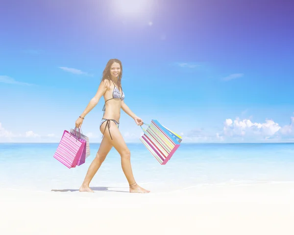 Donna con shopping bag sulla spiaggia — Foto Stock