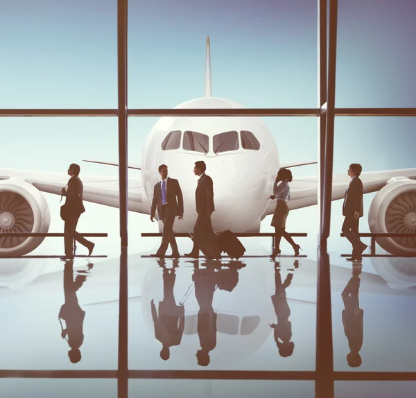 Gente de negocios caminando en aeropuerto — Foto de Stock