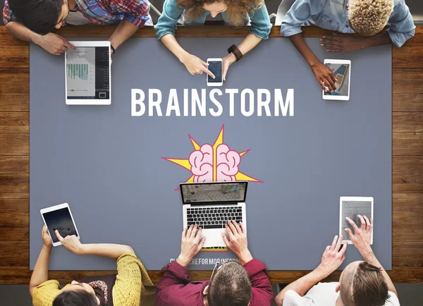 Diversiteit mensen en brainstorm — Stockfoto
