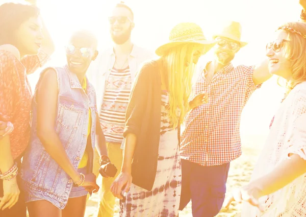 Friends spending time together at the Beach — Stock Photo, Image