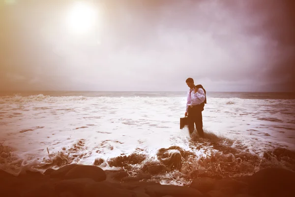 Uomo d'affari Stare da solo in spiaggia — Foto Stock