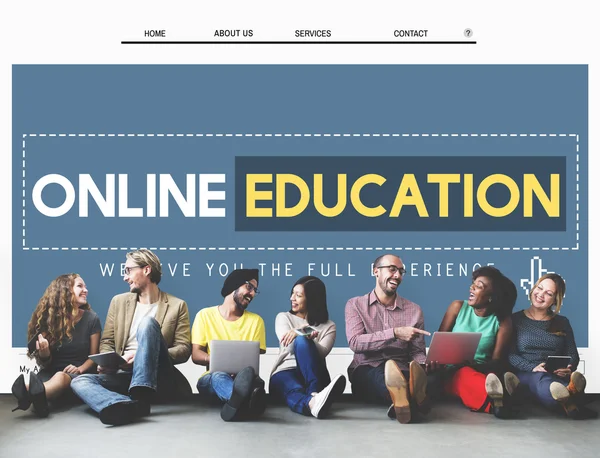 Mångfald vänner nära väggen med online-utbildning — Stockfoto