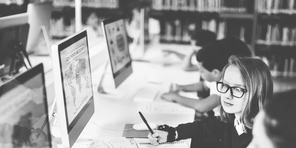 Bambini che studiano con il computer — Foto Stock