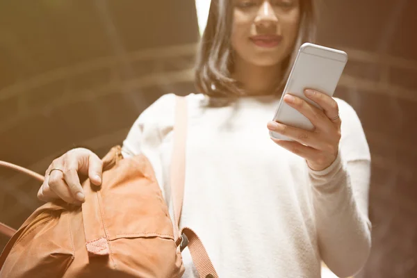 Femme avec téléphone portable — Photo