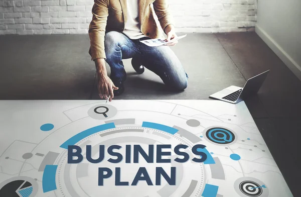 Zakenman werken met Business Plan — Stockfoto