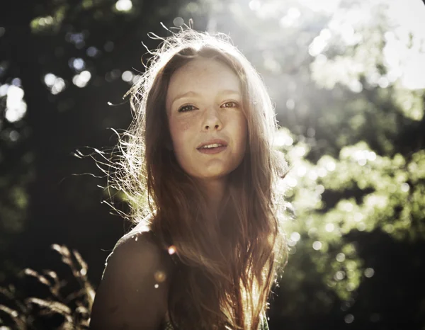 Belle jeune femme en plein air — Photo