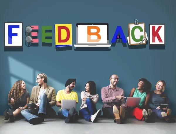 Diversidade amigos perto da parede com feedback — Fotografia de Stock