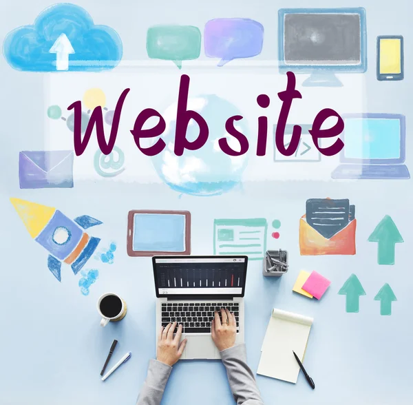 Portatile sul tavolo con sito web — Foto Stock