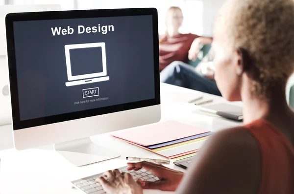 Zakenvrouw werken op de computer met webdesign — Stockfoto