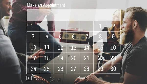 Gli uomini d'affari discutono e calendario — Foto Stock