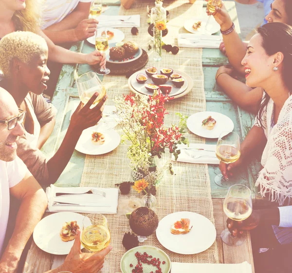 Lidé sedí u stolu a slaví — Stock fotografie