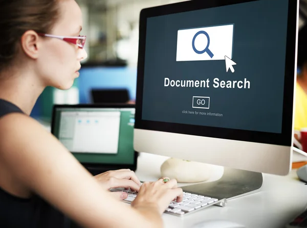 Mujer de negocios que trabaja en la computadora con búsqueda de documentos —  Fotos de Stock