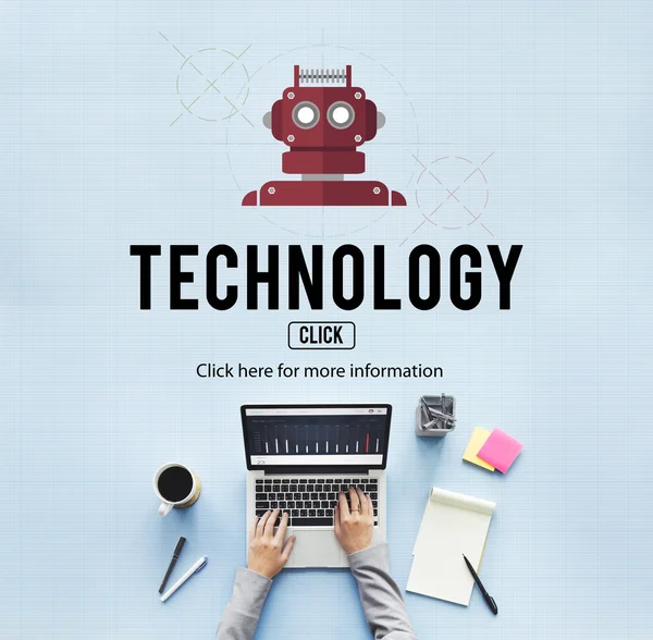 Laptop auf dem Tisch mit Technologie — Stockfoto