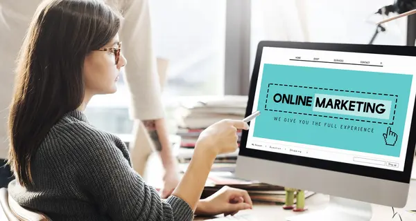 Žena ukazuje na monitoru s online marketing — Stock fotografie