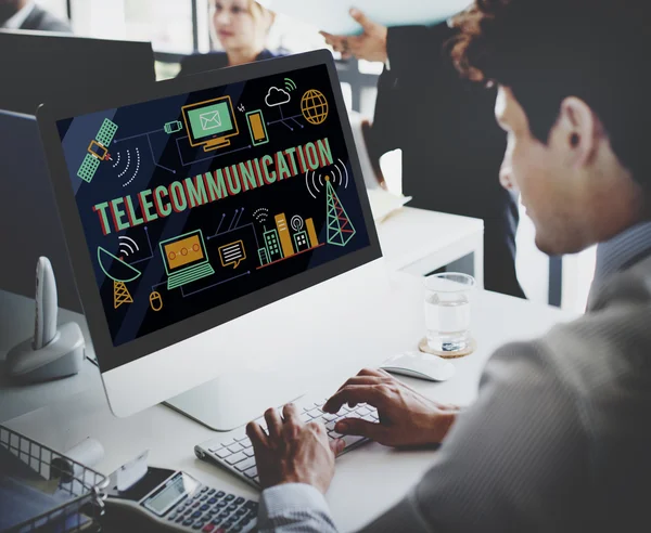 Affärsman som arbetar på dator med telekommunikation — Stockfoto