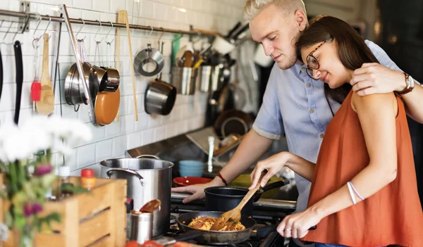 Portret van gelukkige paar in keuken — Stockfoto
