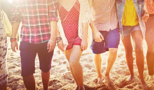 Groep vrienden hebben plezier op strand — Stockfoto