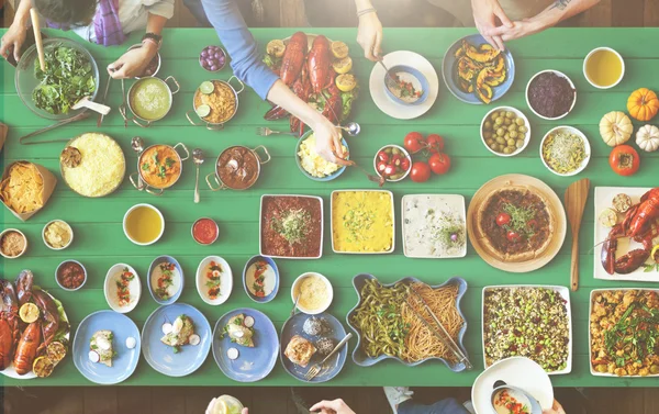 Amigos comiendo para la mesa grande — Foto de Stock