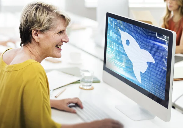 Kobieta za pomocą komputera w biurze — Zdjęcie stockowe