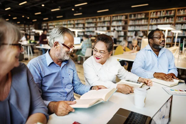 Studenti maturi che studiano insieme — Foto Stock