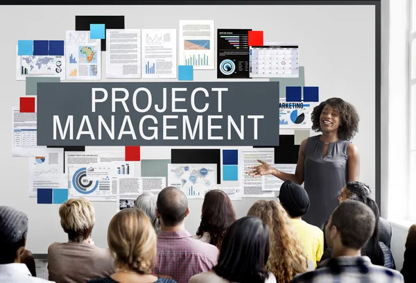 Personen bei Seminaren mit Projektmanagement — Stockfoto