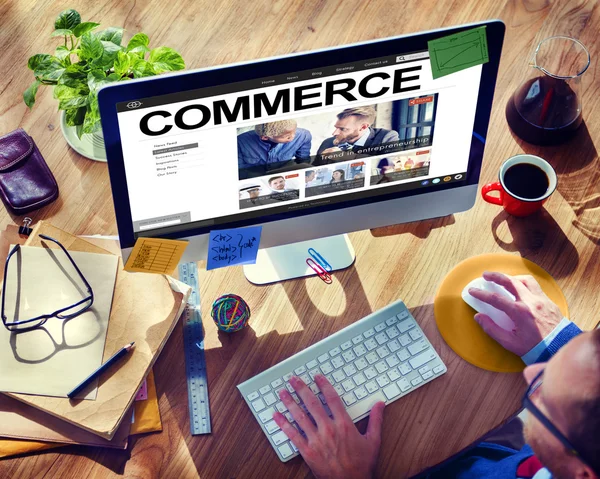 bilgisayar kullanarak iş adamı