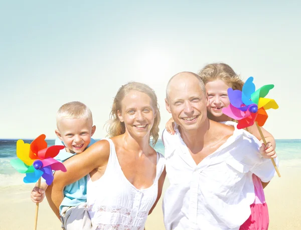 Família com crianças na praia — Fotografia de Stock