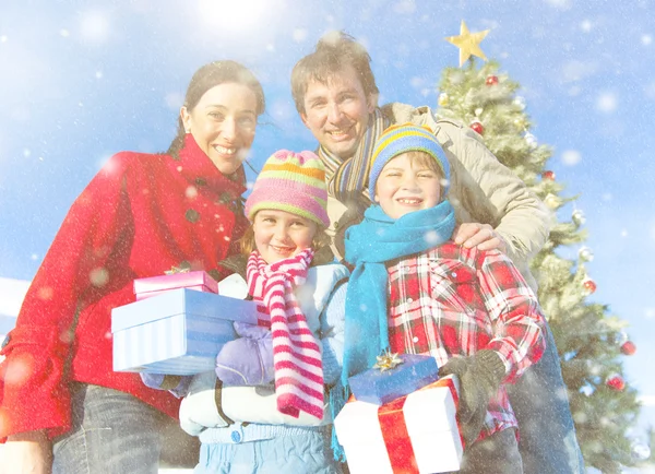 Krásná rodina slaví Vánoce — Stock fotografie