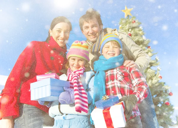 Hermosa familia celebrando la Navidad —  Fotos de Stock