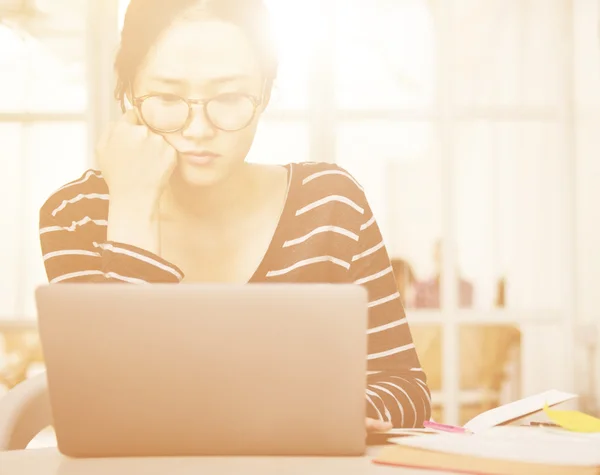 Frau Laptop Suche Forschung Verbindung Technologie Konzept — Stockfoto