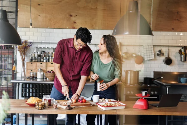 Retrato de casal feliz na cozinha — Fotografia de Stock