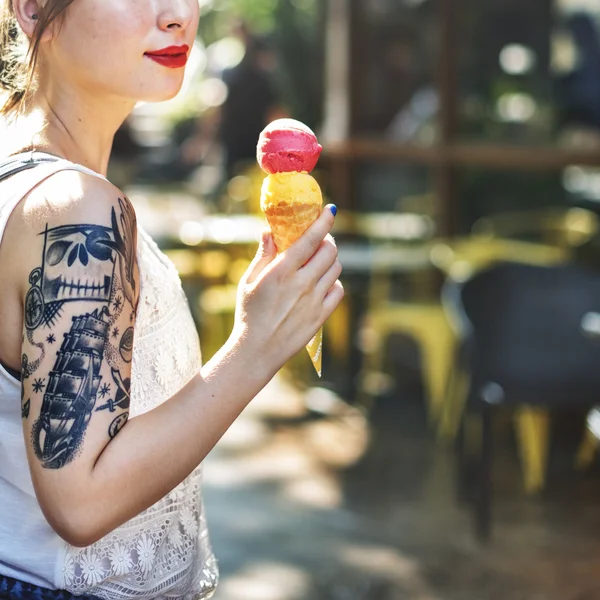 Asiatische Frau mit Eis — Stockfoto