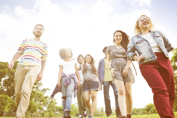 Estudantes caminhando juntos — Fotografia de Stock