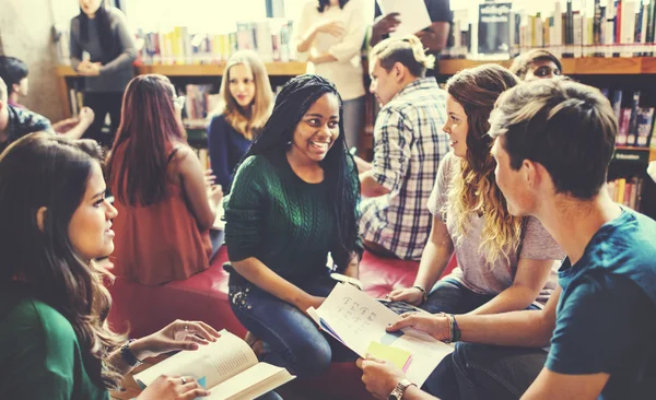 Estudantes aprendendo juntos — Fotografia de Stock