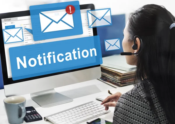 Femme d'affaires travaillant sur ordinateur avec notification — Photo