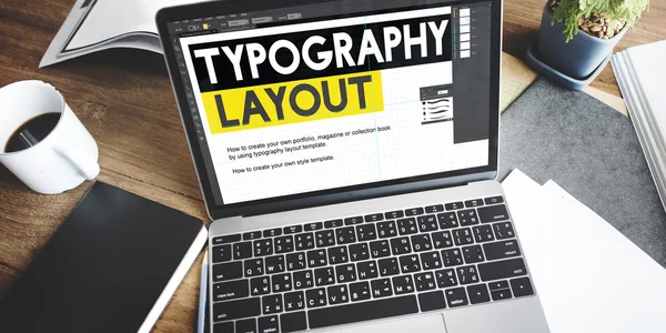 Laptop dengan tipografi layout di layar — Stok Foto